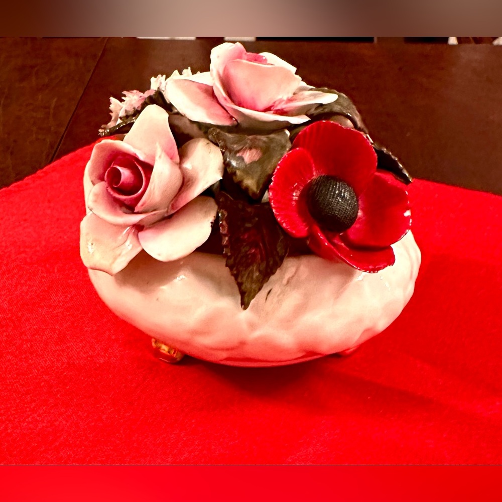 Radnor HB-Bone China Flower Bouquet White Vase w/Gold Feet-Great Preowned Cond.